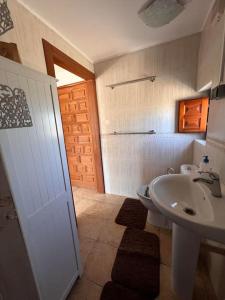 a bathroom with a sink and a toilet at Casa Andalucía - 3,5 Zimmer Haus unter den Sternen, Vivienda Rural VTARAL01059 in Sorbas