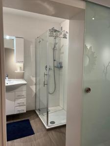 un bagno con doccia e lavandino di UFO´s Holiday Resort a Bad Reichenhall Altre 11 foto