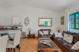 ギア・デ・イソラにあるFinca Edénのソファとテーブルのあるリビングルーム