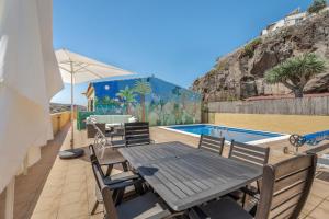 ギア・デ・イソラにあるFinca Edénのプールサイドのパティオ(テーブル、椅子付)