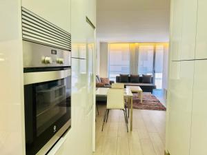 a kitchen and living room with a table and a couch at Apartamento Rambla Vella in Tarragona