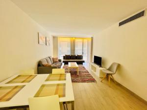 a living room with a table and a couch at Apartamento Rambla Vella in Tarragona