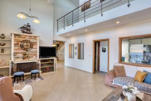 ein Wohnzimmer mit Couch und Kamin in der Unterkunft Costa e Mare Sitia, by Comfortbnb in Sitia