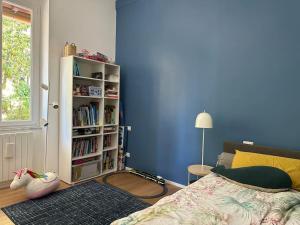 ein Schlafzimmer mit einem Bücherregal mit Büchern in der Unterkunft Un meraviglioso spazio a Camogli in Camogli