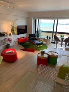 ein Wohnzimmer mit einem Sofa und ein Wohnzimmer mit Aussicht in der Unterkunft Superbe appartement digue vue mer in Knokke-Heist