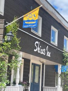 un edificio con una bandiera in cima di Skiers inn a Lima