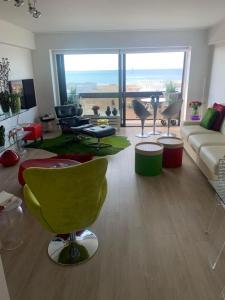 Ein Sitzbereich in der Unterkunft Superbe appartement digue vue mer