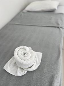 a white roll of cloth sitting on top of a bed at Apartamento luxuoso rua lazer in Domingos Martins