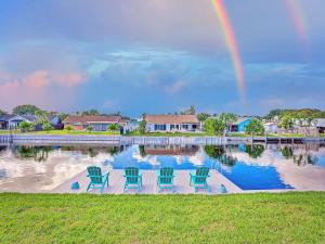 Πισίνα στο ή κοντά στο NEW Stunning Delray Waterfront Oasis - Heated Pool, Spa, Canal, Dock, Huge Patio, Pool Table!