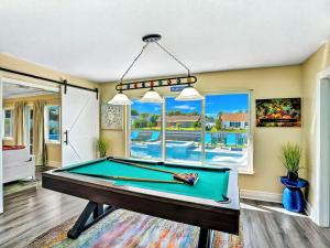 Τραπέζι μπιλιάρδου στο NEW Stunning Delray Waterfront Oasis - Heated Pool, Spa, Canal, Dock, Huge Patio, Pool Table!