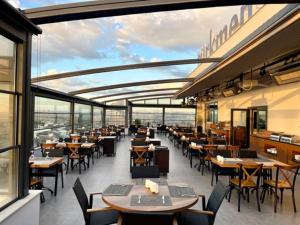 A restaurant or other place to eat at Türkmen Riverside Hotel Adana