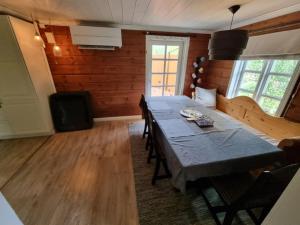 un comedor con una mesa larga en una habitación en Backpack Park Telemark, en Drangedal 26 fotos más