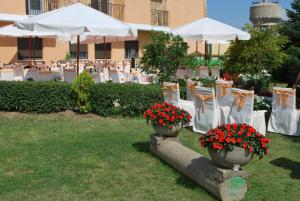A garden outside Hotel Cuatro Calzadas