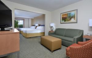 Khu vực ghế ngồi tại Holiday Inn Express Hotel & Suites High Point South, an IHG Hotel