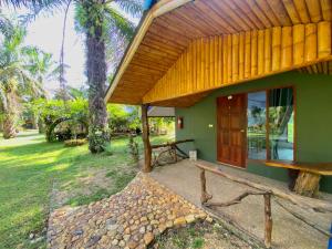 ein Haus mit einer Bank davor in der Unterkunft รรินธารา รีสอร์ท in Ban Bang Khan