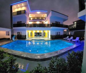 a villa with a swimming pool at night at Burj chambre in Ngaparou +3 photos