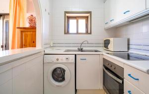 Η κουζίνα ή μικρή κουζίνα στο Beach Front Apartment In Mijas Costa