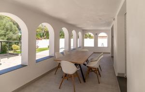 Χώρος καθιστικού στο Nice Home In Chiclana De La Fronter