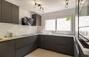 Η κουζίνα ή μικρή κουζίνα στο Nice Home In Chiclana De La Fronter