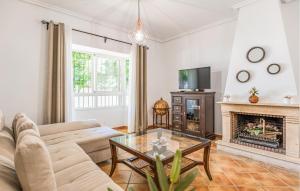 ein Wohnzimmer mit Couch und Kamin in der Unterkunft Nice Home In Chiclana De La Fronter in Chiclana de la Frontera