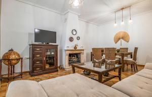 ein Wohnzimmer mit Couch und Kamin in der Unterkunft Nice Home In Chiclana De La Fronter in Chiclana de la Frontera