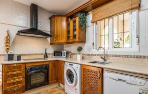 eine Küche mit Waschmaschine und Geschirrspüler in der Unterkunft Nice Home In Chiclana De La Fronter in Chiclana de la Frontera