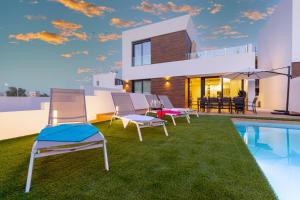 Bazén v ubytování Luxurious & Comfy by Fidalsa nebo v jeho okolí