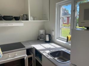 Kuchyň nebo kuchyňský kout v ubytování Kapelludden Östra Öland