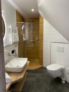 Koupelna v ubytování Akzent Hotel Schranne + 37 fotografií