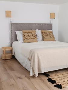 a bedroom with a white bed with a metal headboard at Agua Viva Deluxe in Málaga