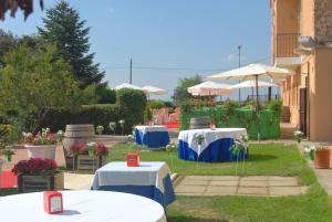 A garden outside Hotel Cuatro Calzadas
