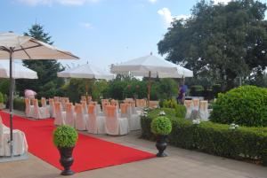 A garden outside Hotel Cuatro Calzadas