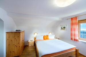 sypialnia z łóżkiem i oknem w obiekcie Appartementhaus Fritz-Rosenkranz w mieście Mariapfarr
