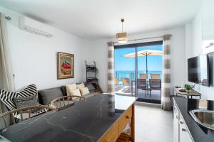 cocina y sala de estar con vistas al océano en Terrazas de Ladera A2 Luxury by Casasol, en Nerja