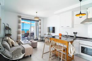 Una cocina y una sala de estar con un sofá y una mesa. en Terrazas de Ladera A2 Luxury by Casasol, en Nerja 24 fotos más