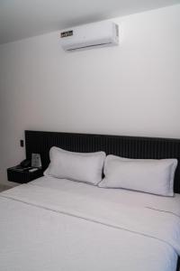 Voodi või voodid majutusasutuse Manta Surf Hotel toas