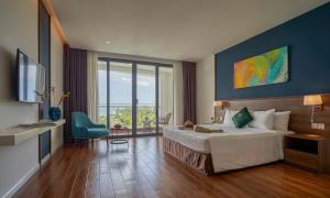 una camera d'albergo con un letto e una grande finestra di Grand Liberty a Ấp Lò Vôi