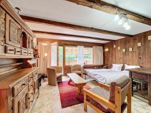 a bedroom with a bed and a table in a room at Cimerose 1 in Verbier