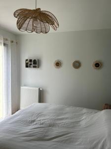 Postel nebo postele na pokoji v ubytování Chambre Eucalyptus dans maison neuve + 4 fotografie