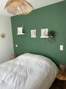 Postel nebo postele na pokoji v ubytování Chambre Eucalyptus dans maison neuve