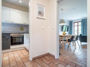 una cucina con un tavolo e una sala da pranzo di Ferienhaussiedlung Strandperlen Buchenhof 1b (Haustyp VI) a Wustrow Altre 15 foto