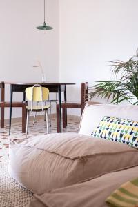 a dining room with a table and a bed at Casa Donna Pippina in Villafrati