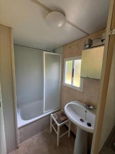Camping La Tuque的一间浴室