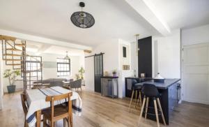 eine Küche und ein Wohnzimmer mit Tisch und Stühlen in der Unterkunft Loft Frontière Montagne et Plage in Urrugne + 4 Fotos