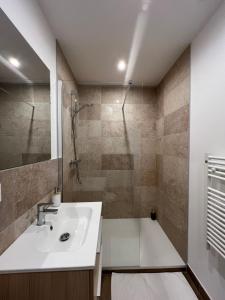 Ένα μπάνιο στο Toscana Casa Maja - Terrasse - Parking privé +28 φωτογραφίες