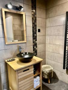 une salle de bain avec lavabo et douche dans l'établissement Le Duplex ou l'Appart d'Agnès", à Honfleur