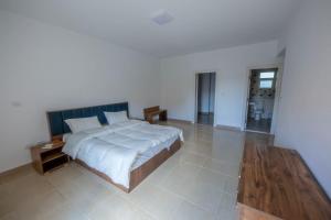 - une chambre avec un grand lit et une table en bois dans l'établissement Rihana Villa studios, à Borg El Arab 5 autres photos