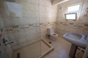 une salle de bains avec toilettes et lavabo dans l'établissement Rihana Villa studios, à Borg El Arab