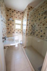 une salle de bains avec toilettes, lavabo et douche dans l'établissement Rihana Villa studios, à Borg El Arab