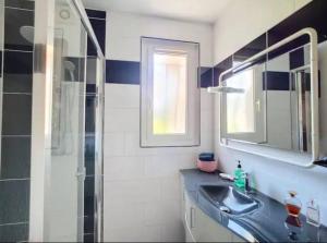 Bilik mandi di Super maison 5 pièces avec jardin +34 gambar